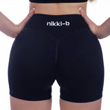 Iris V - Shape Scrunch Shorts - Nero - Nikki B fit